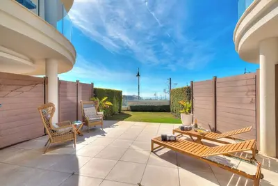 Image de Beautiful sea view from garden.