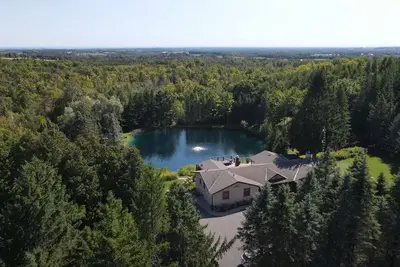 Image de Nestled in the heart of Clarington with its own fresh-water swimming pond!