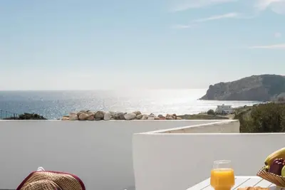 Image de Deluxe apartment with panoramic sea view located on the hill of Provatas