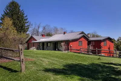 Image de This 2 bedroom, 2 bath home is ideal for a family retreat to the Finger Lakes.