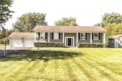 Image de Spacious cottage retreat minutes from popular trails, restaurants and shopping.