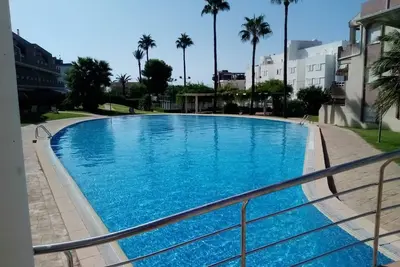 Image de Vacation resort by the sea offers unforgettable vacations with an extra-large pool