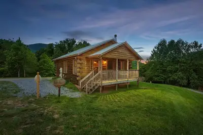 Image de Cherokee Cabin – Pet-Friendly Asheville Retreat with Mountain Views & Fire Pit