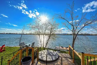 Image de Chalet Sunset by the Richelieu River : Waterfront Views, Tranquility & Comfort