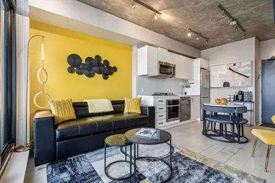 Image de SkyFlat Stylish Urban Escape in Calgary - Ac, Bbq, Gym &  Pool - Mins to 17th.