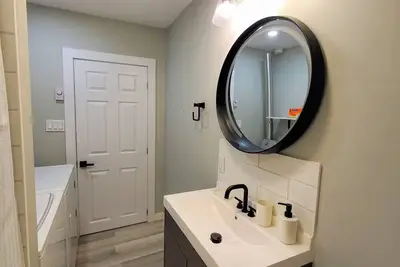 Image de Cozy 2 Bed Apt with Fiber internet near waterfront