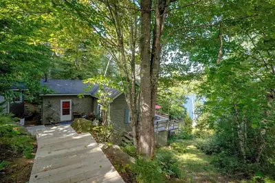 Image de Welcome To \"On The Rocks\" Cottage\n\nLakeside cottage near Acadia National Park!