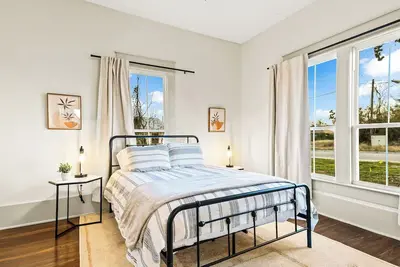 Image de Renovated Bungalow - Downtown - Hot Tub -Dreamy Clawfoot tub! Luxury!