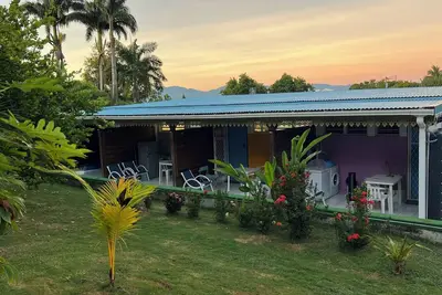 Image de Tranquille studio Ixora A Parme dans une charmante propriété calme et fleurie.