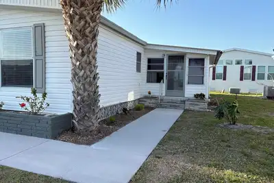 Image de Charming 2br 2ba mobile home in senior resort park with 3 pools.