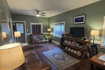 Image de Great 3-bedroom with elegant garden view, dog friendly, & close to downtown.