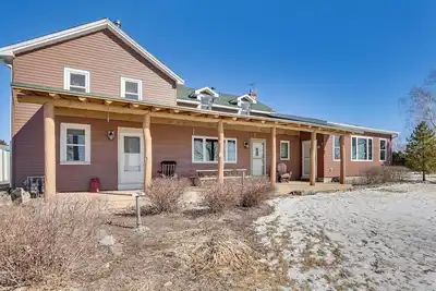 Image de Historical Log Cabin on 80 Acres in Hartford!