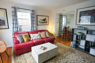 Image de Unique duplex that has 2 family rooms and 2 kitchens