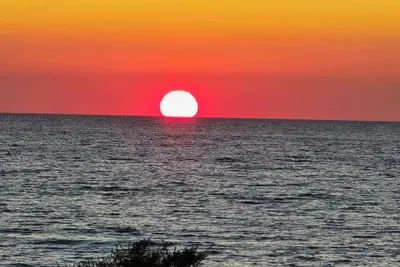 Image de Spacious 4-bedroom, 3 bathroom pet-friendly house with wifi & a/c on Lake Mi.