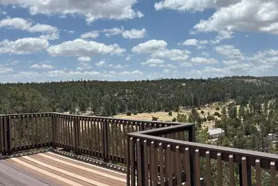 Image de Cabin in the Pines with a Great View