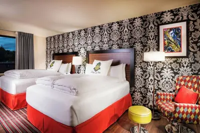 Image de Maestro Two Queen Suite at Staypineapple, The Maxwell Hotel, Seattle Center