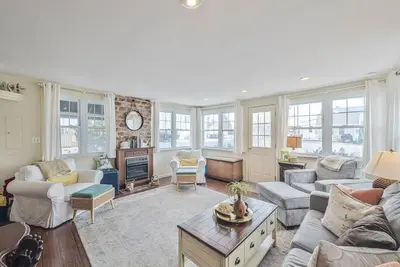 Image de Pet-friendly w\/ Private Deck | Close to Beaches!