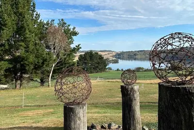 Image de Peaceful farmhouse retreat with breathtaking lake views—charm meets tranquility✨