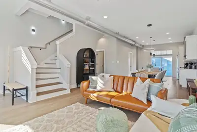 Image de Sleep 14 \\ Entire Home \\ Mins to Conv. Center \\ Loft Balcony \\ Plenty of Space!