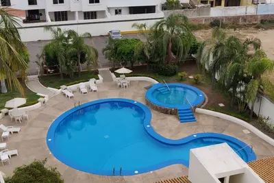 Image de Spacious condominium in the Golden Zone, a 5-minute walk from the beach!