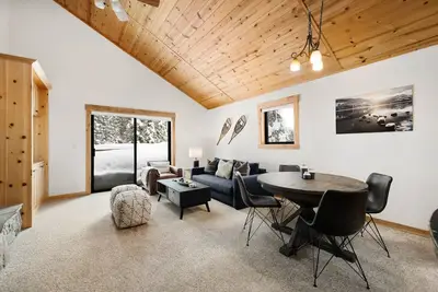 Image de Tahoe Donner Treasure - Cute Dog Friendly Retreat with Ev Charger, Newly Decorated, Close to Trails!