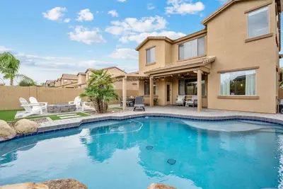 Image de Escape to Goodyear with a heated pool
