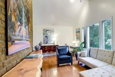 Image de Luxe Living between Old Savannah and Beach 4 Bedrooms Sleeps 8. Long Term Stay