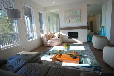 Image de Christmas Magic in Coquitlam | Serene Zen Home • Ev Charger • Mountain Trails