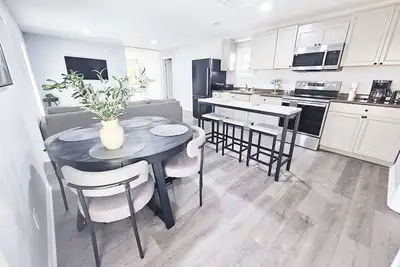 Image de 5 Min to Elon | In Unit Washer + Dryer | Fast Wi-Fi