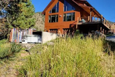 Image de Serene Creekside Cabin near skiing / rafting with views to die for!