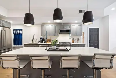 Image de Sleeps 12, Mxn Streets