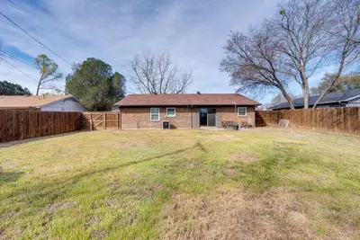 Image de 3 Mi to Dtwn Denton: Getaway w/ Furnished Patio!