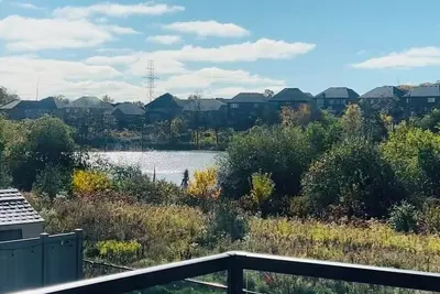 Image de Designer 1 Bed Or 2 Bed + Office - Walkout by Pond