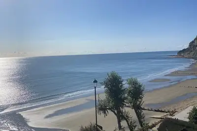 Image de 1 minute stroll to beach. 2 bedroom luxury oceanview apartment. Ferry discount.
