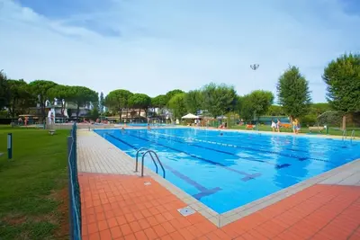 Image de Maison mitoyenne à deux étages dans une résidence avec piscine