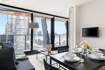 Image de Cozy 2br Apt, Steps from Melb Central with Parking
