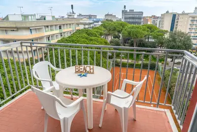 Image de Appartement pour six personnes avec vue latérale sur la mer, près de la plage de Bibione
