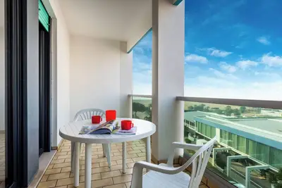 Image de Appartement moderne en bord de mer avec piscine et terrasse