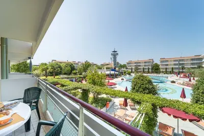 Image de Séjour au bord de la piscine dans un complexe moderne