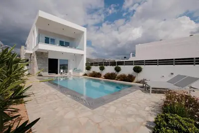 Luxury villa for 6 people with pool in Makrigialos