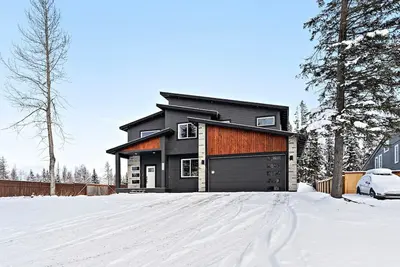 Image de Strutz  · Luxury Home minutes from Skiing with Hot Tub!