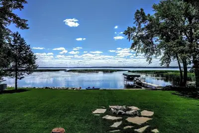Image de Spacious & Fun Lakefront Gem: Games - Views - Deck