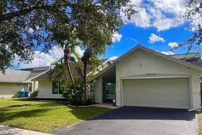 Image de Modern 3-bedroom pool home with WiFi and Ac  2 full bathroom in Lauderhill.