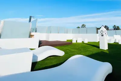 Oasis Penthouse, Enjoy the southern part of the island
