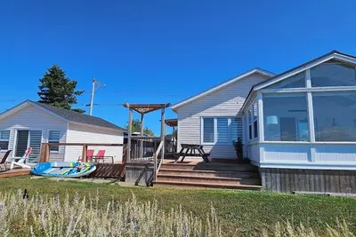 Image de 2-bedroom Chalet and 1-bedroom Guest Chalet in Pointe-Brûlée close with Ac