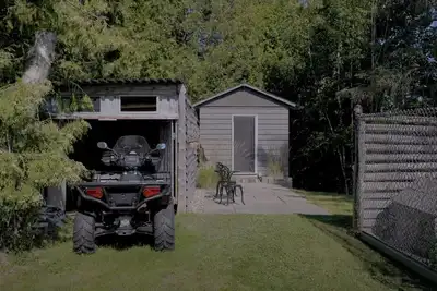 Image de Cozy Bunkie by a Tranquil Freshwater Pond in Clarington, Ontario