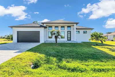 Image de Stylish salt water pool home is ideal for a respectable holiday