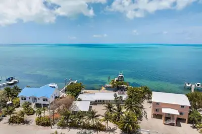 Image de Spectacular 3/2 Gulf front home with pool, dock and sundeck. Amazing Views!