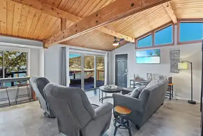 The Briarcliff Retreat| Lake Front | Pet Friendly