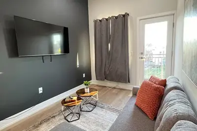 Image de Cute and Modern Apartment/ W Balcony Sleeps 6